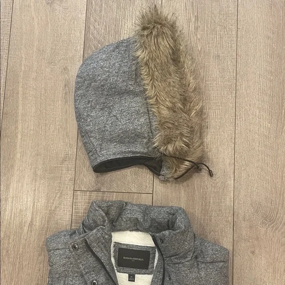 Banana RepublicWomen’s Gray Vest with Faux Fur Hood Size Medium - Picture 3 of 8